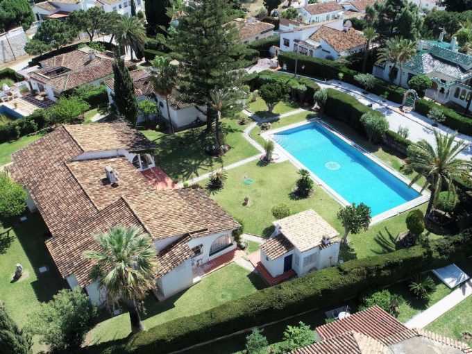 Vista aérea de la parcela que contiene 3 villas en El chaparral, Mijas