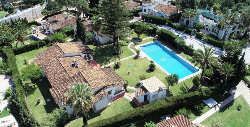 Vista aérea de la parcela que contiene 3 villas en El chaparral, Mijas