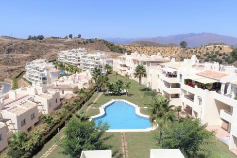 vista-aerea-piscina-apartamentos-lujo-mijas-costa