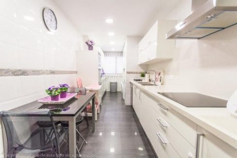 vista-ampliada-cocina-apartamento-el-coto-antequera-malaga