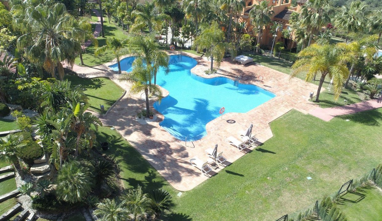 vista-otro-angulo-piscina-casas-adosadas-benahavis