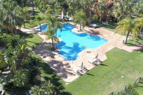 vista-otro-angulo-piscina-casas-adosadas-benahavis