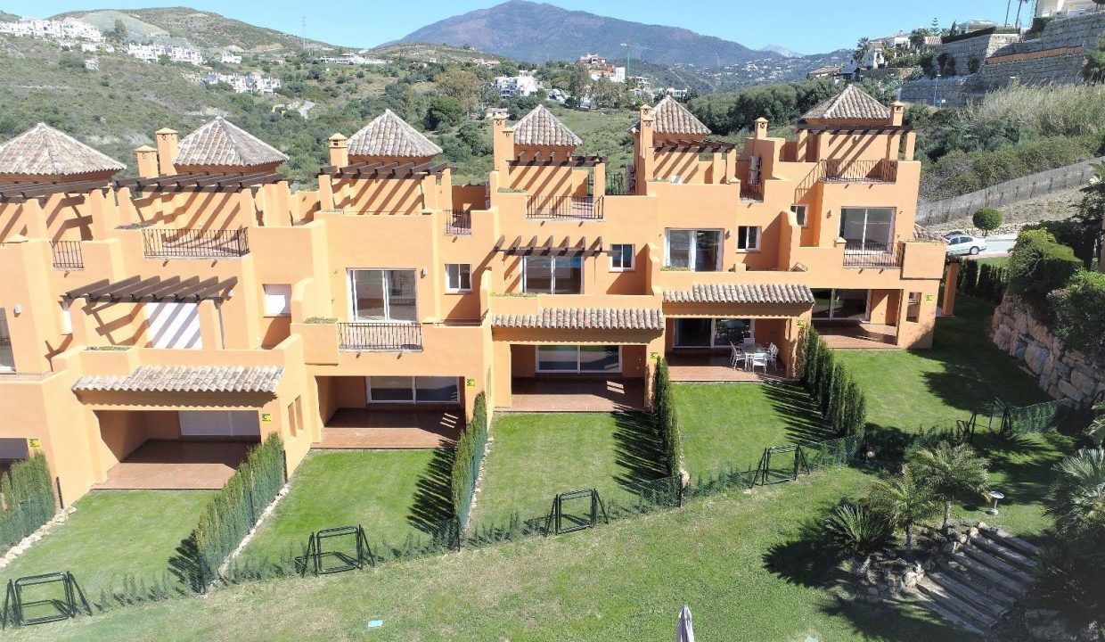 vista-aerea-jardin-casas-adosadas-benahavis
