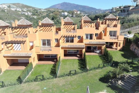 vista-aerea-jardin-casas-adosadas-benahavis