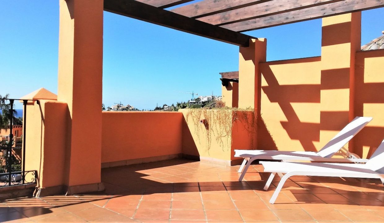 terraza-planta-superior-casas-adosadas-benahavis