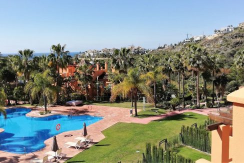 vista-alejada-piscina-casas-adosadas-benahavis