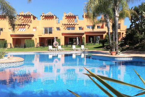piscina-fachada-interior-Benahavís