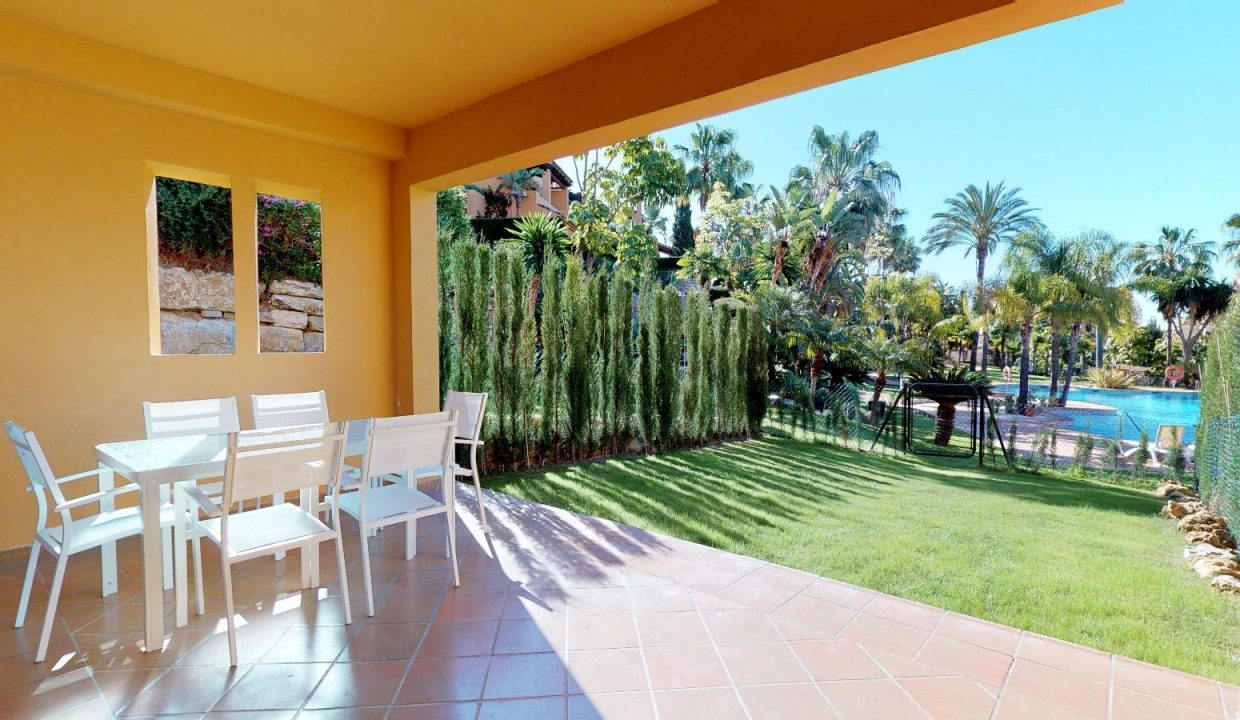 terraza-vista-piscina-casas-adosadas-benahavis