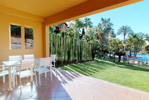 terraza-vista-piscina-casas-adosadas-benahavis