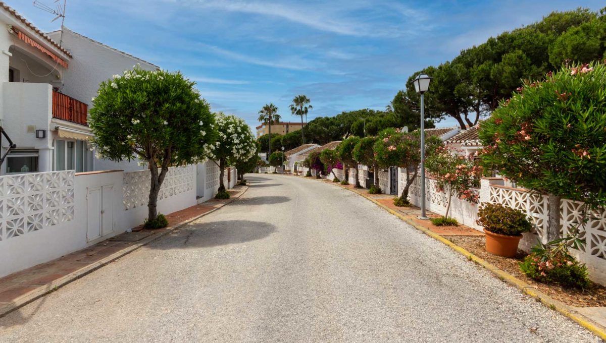 calle-urbanizacion-adelfas-mijas-costa