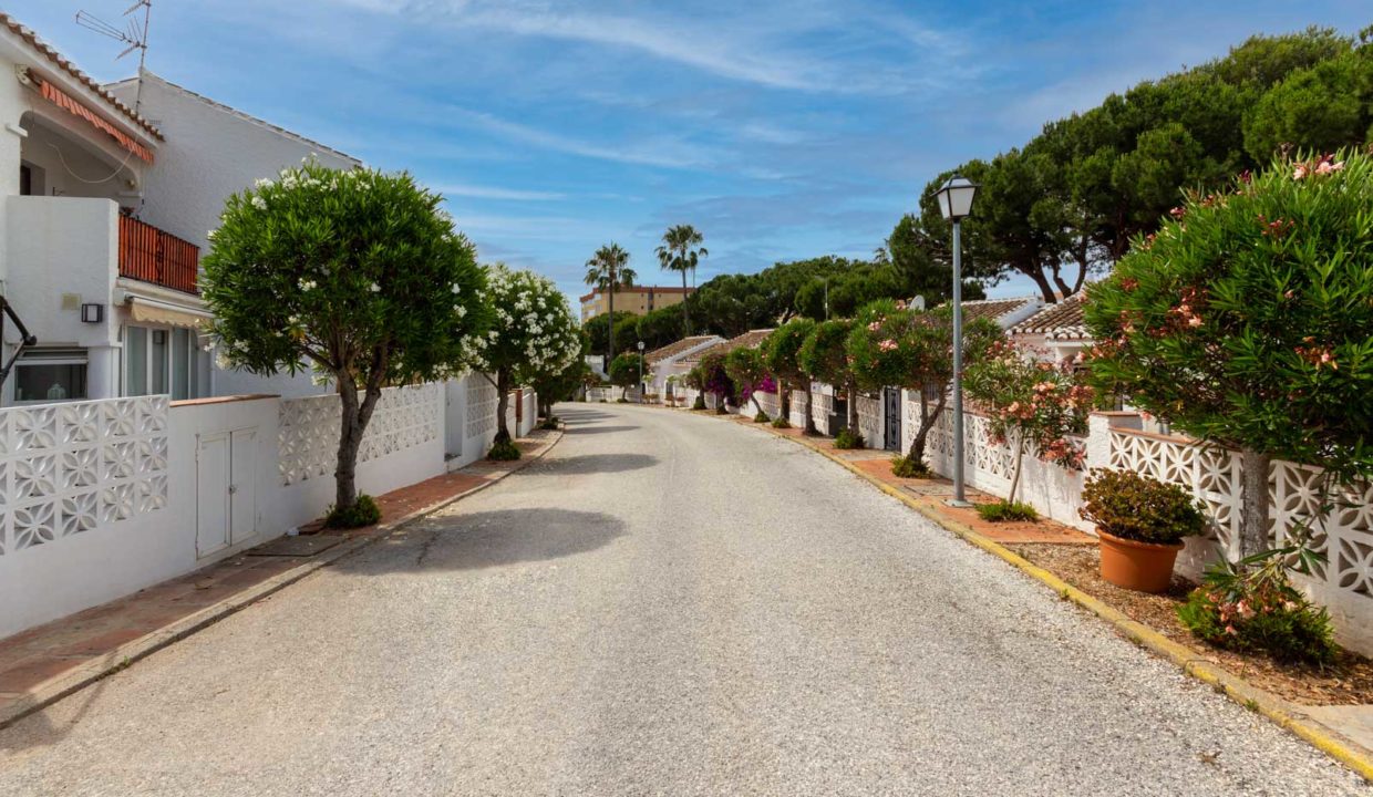 calle-urbanizacion-adelfas-mijas-costa