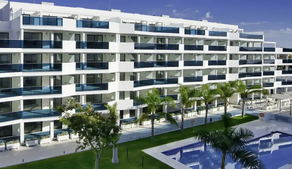 vista-piscina-pisos-venta-fuengirola-malaga-costa-del-sol-blancareal-inmobiliaria-real-estate