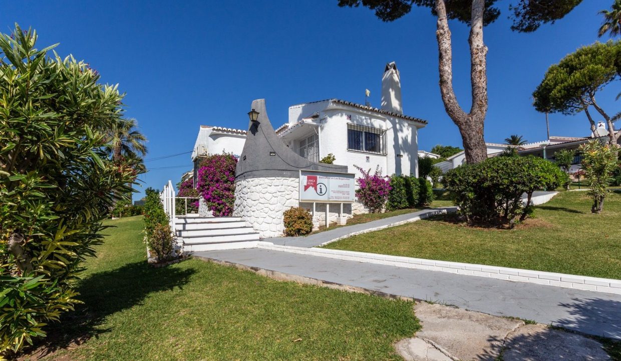 vista-exterior-villa-cala-mijas