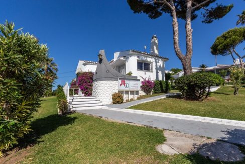 vista-exterior-villa-cala-mijas