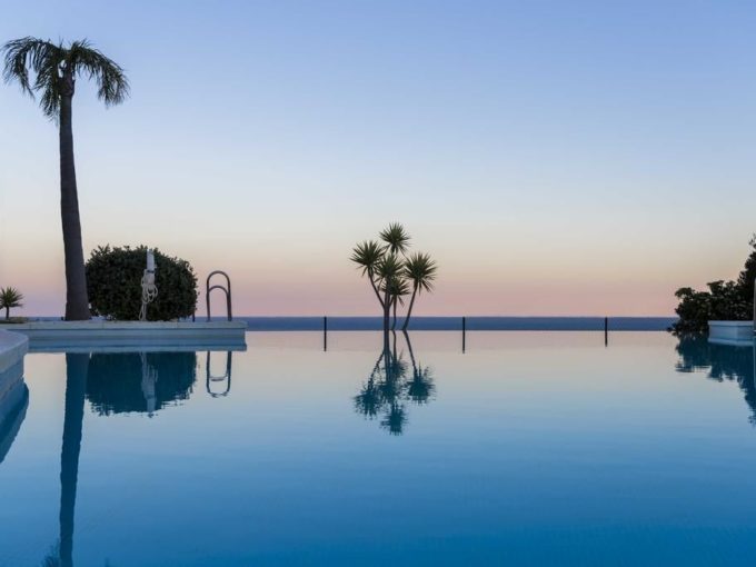 Piscina infinity con vistas panorámicas en complejo pisos obra nueva Benahavis