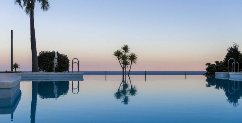 Piscina infinity con vistas panorámicas en complejo pisos obra nueva Benahavis