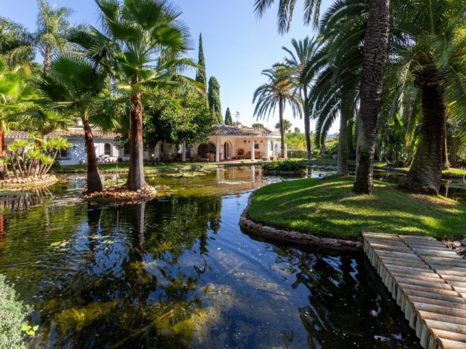 Vista del lago frente a la villa en venta en Marbella