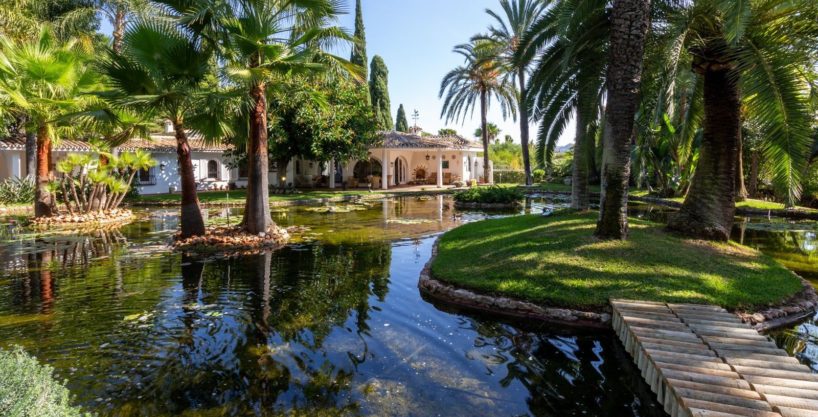 Vista del lago frente a la villa en venta en Marbella