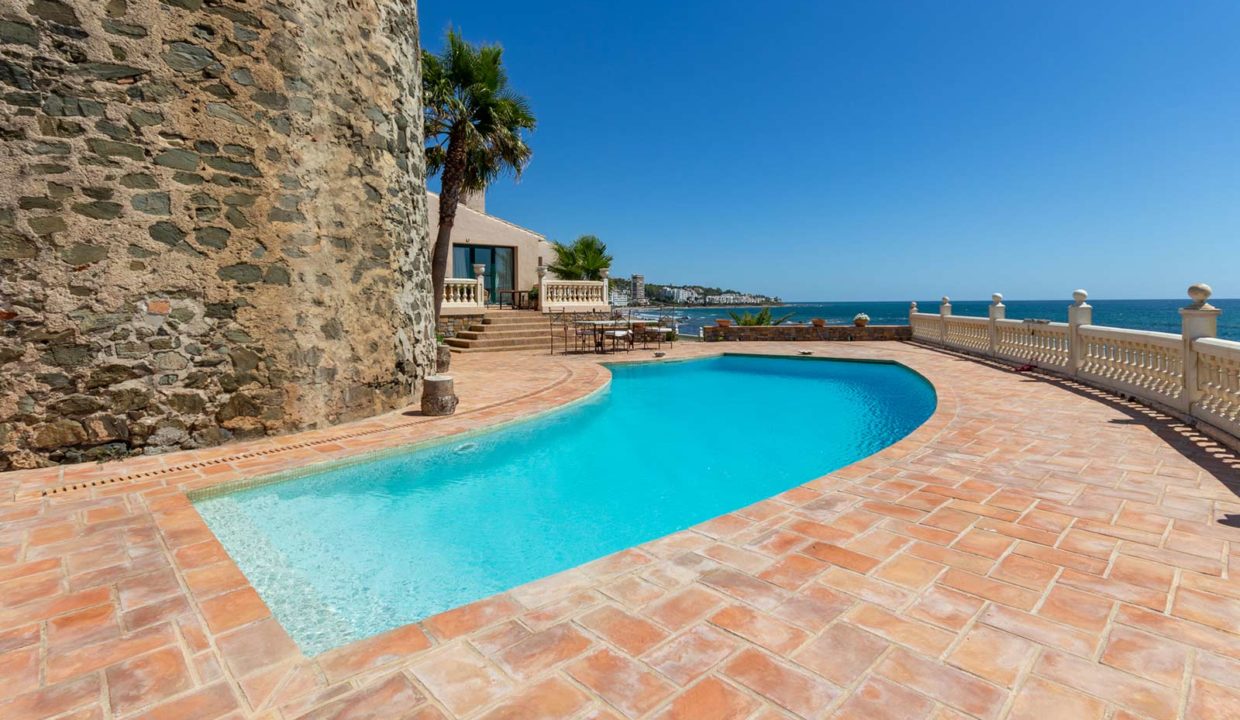 swimming-pool-by-the-sea-house-for-sale-mijas-costa