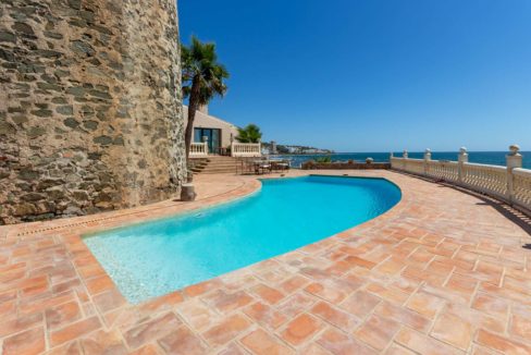 swimming-pool-by-the-sea-house-for-sale-mijas-costa