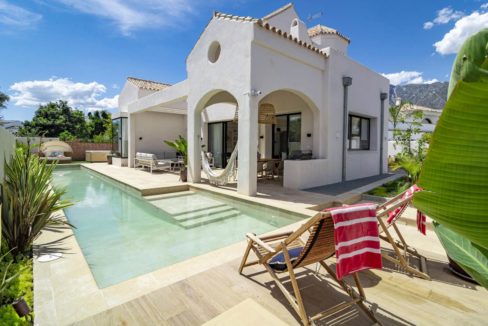 swimming-pool-of-luxury-house-for-rent-marbella