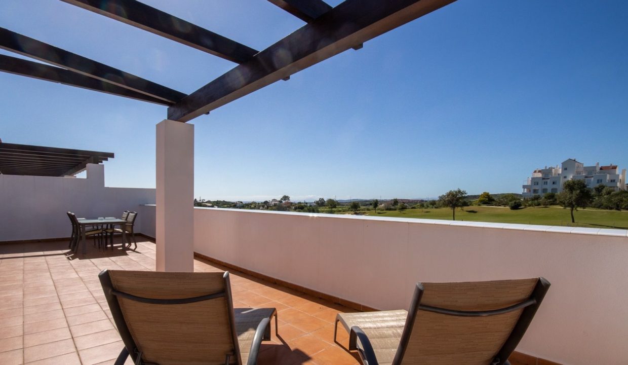 terraza-vistas-mar-apartamentos-turisticos-estepona