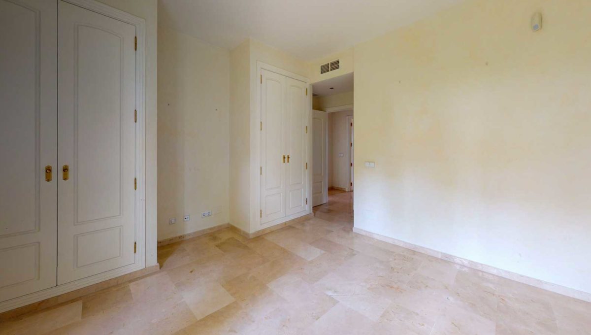 dormitorio-con-armarios-empotrados-apartamento-venta-monteros-marbella-2081