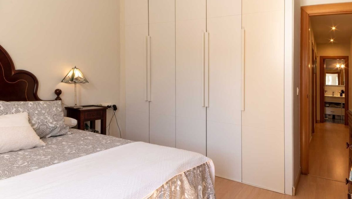 dormitorio-principal-con-armario-piso-cerrado-calderon-malaga-capital-2117