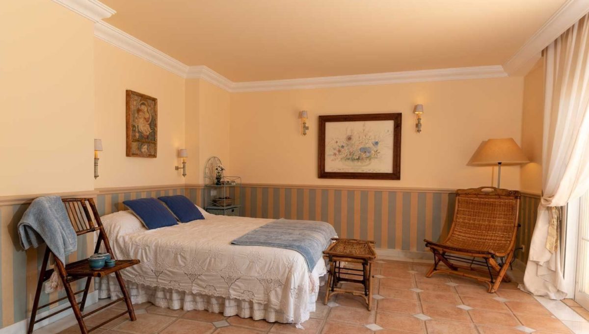 vista-lateral-dormitorio-principal-villa-lujo-venta-guadalmina-marbella-2116