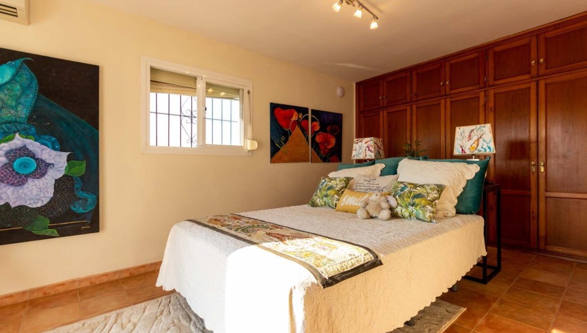 dormitorio-2-planta-arriba-finca-rustica-lujo-venta-estepona-2125
