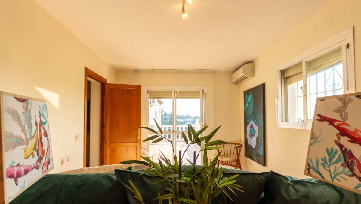 dormitorio-2-vista-hacia-ventana-planta-arriba-finca-rustica-lujo-venta-estepona-2125
