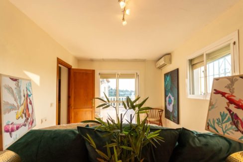 dormitorio-2-vista-hacia-ventana-planta-arriba-finca-rustica-lujo-venta-estepona-2125