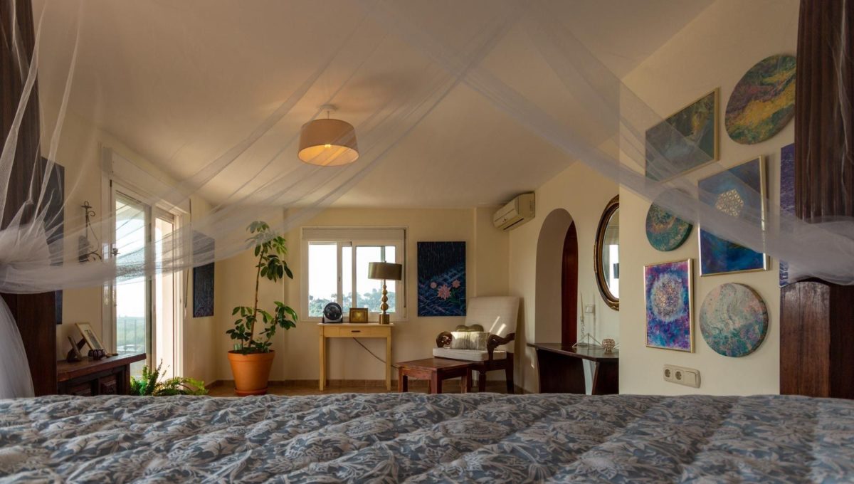 cama-dormitorio-principal-finca-rustica-lujo-venta-estepona-2125