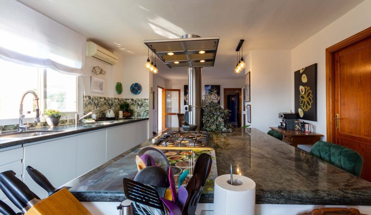 mesa-trabajo-cocina-finca-rustica-lujo-venta-estepona-2125