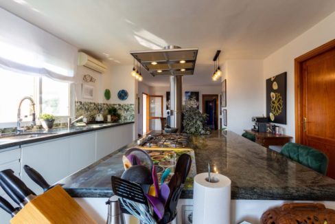 mesa-trabajo-cocina-finca-rustica-lujo-venta-estepona-2125