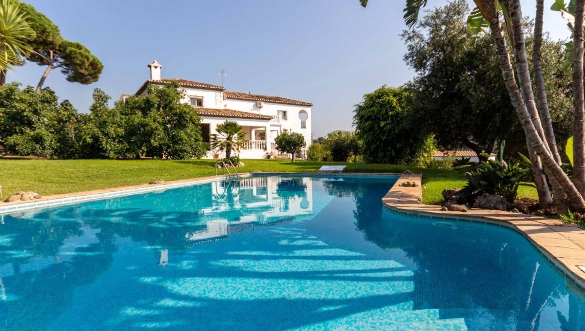 vista-exterior-piscina-finca-rustica-venta-estepona-2125