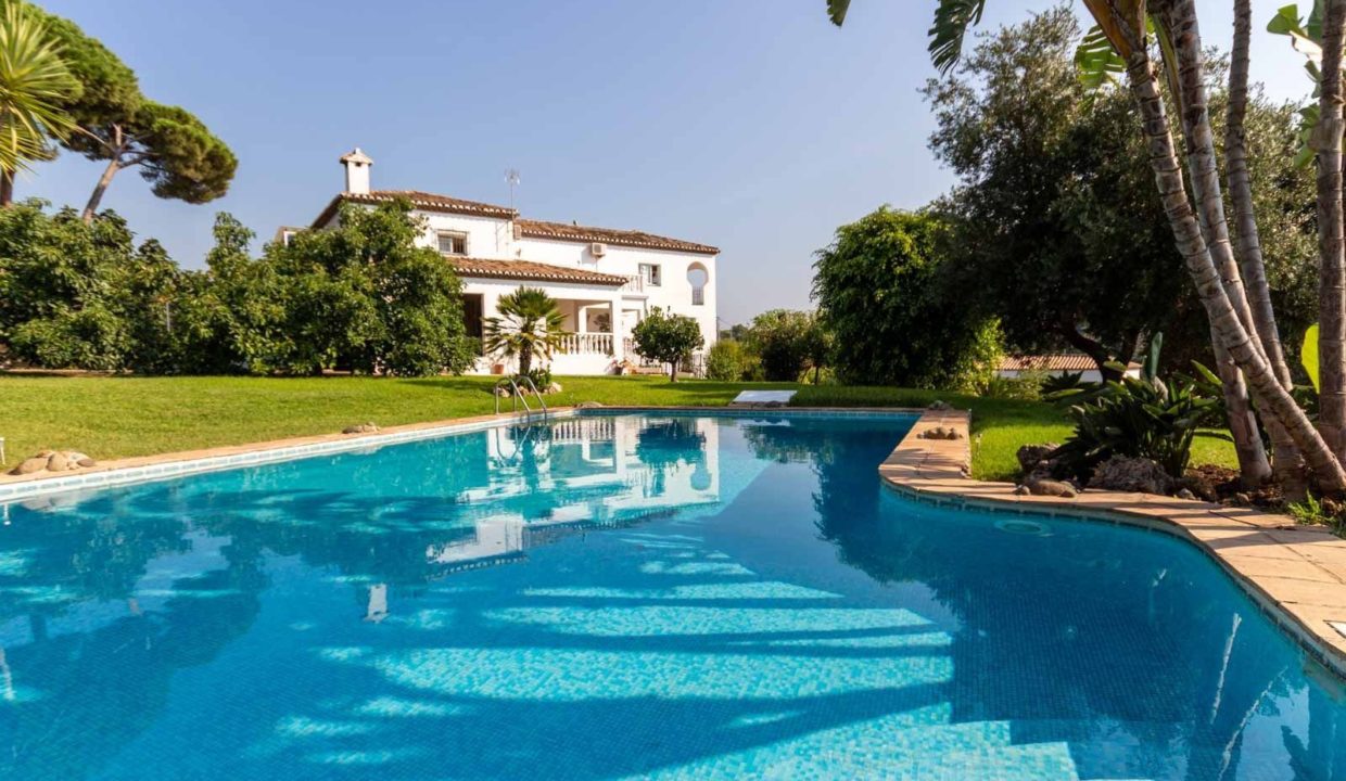 vista-exterior-piscina-finca-rustica-venta-estepona-2125