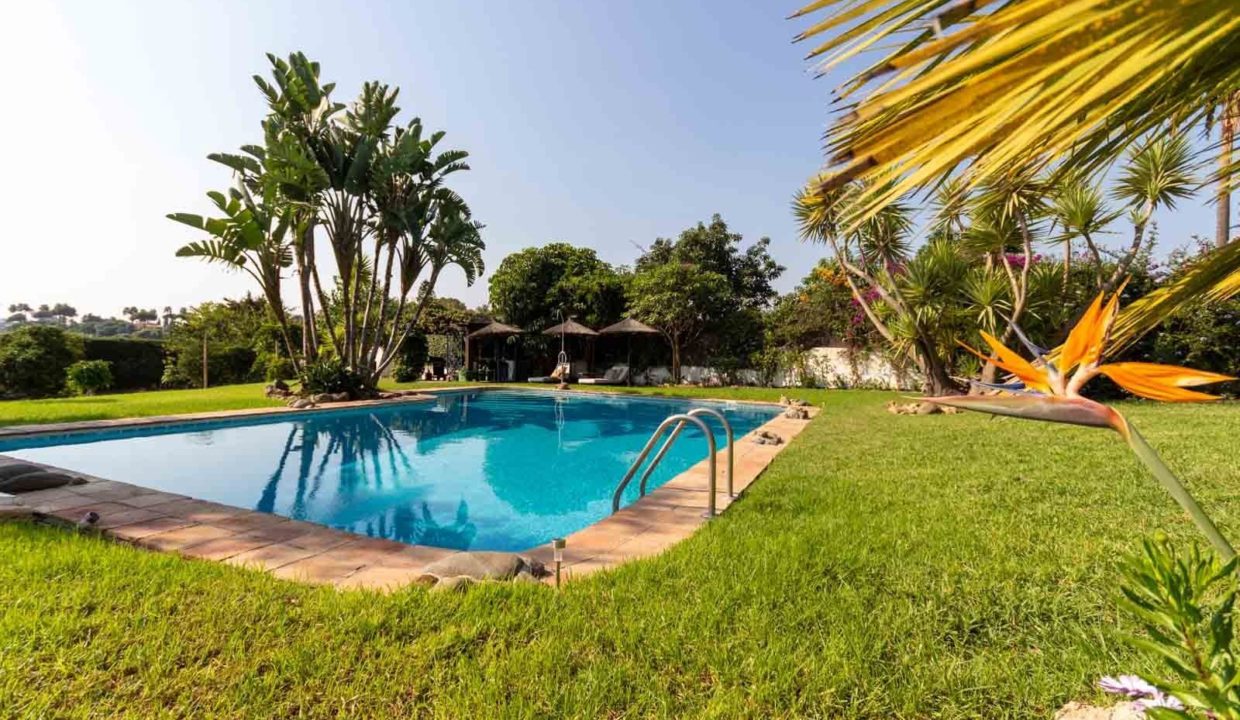 piscina-jardin-finca-rustica-venta-estepona-2125