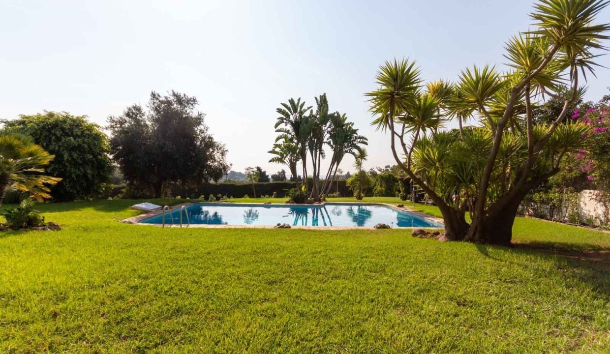 jardin-piscina-finca-rustica-lujo-venta-estepona-2125