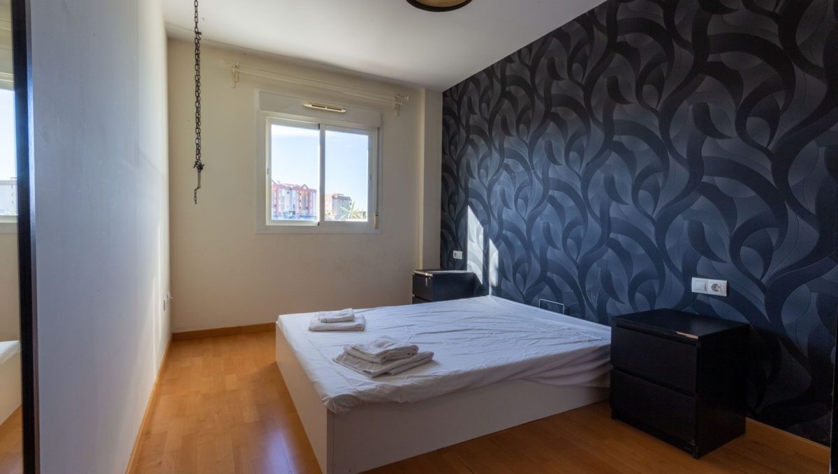 dormitorio-principal-pared-azul-oscuro-piso-venta-rincon-de-la-victoria-2126