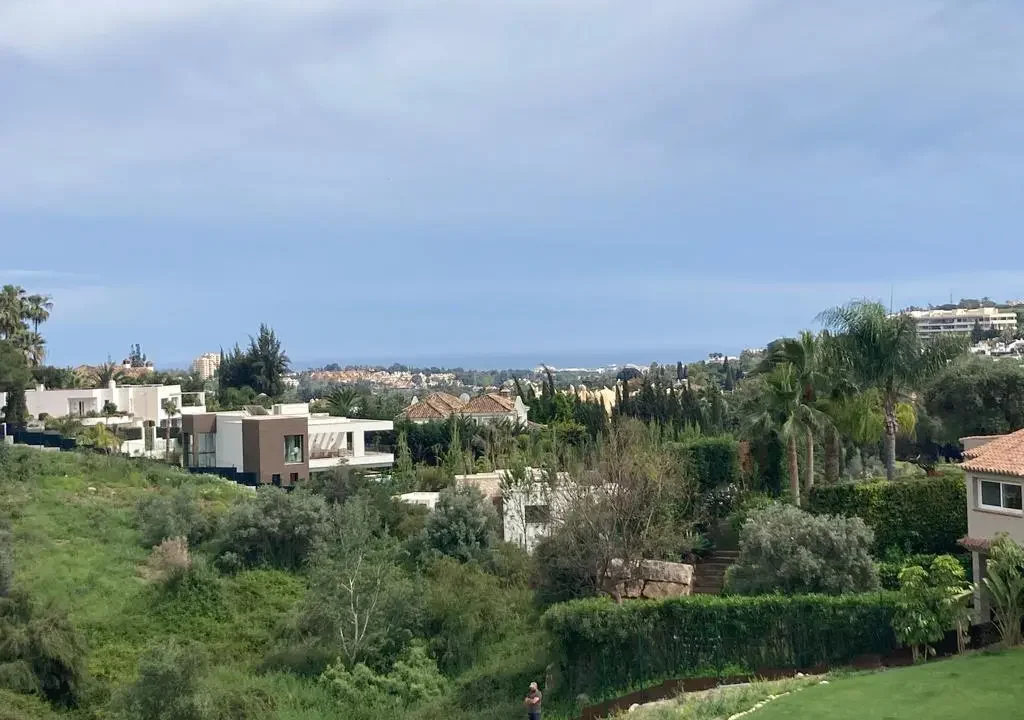 vistas-panoramicas-desde-parcela-venta-marbella-costa-del-sol-blancareal-inmobiliaria-real-estate