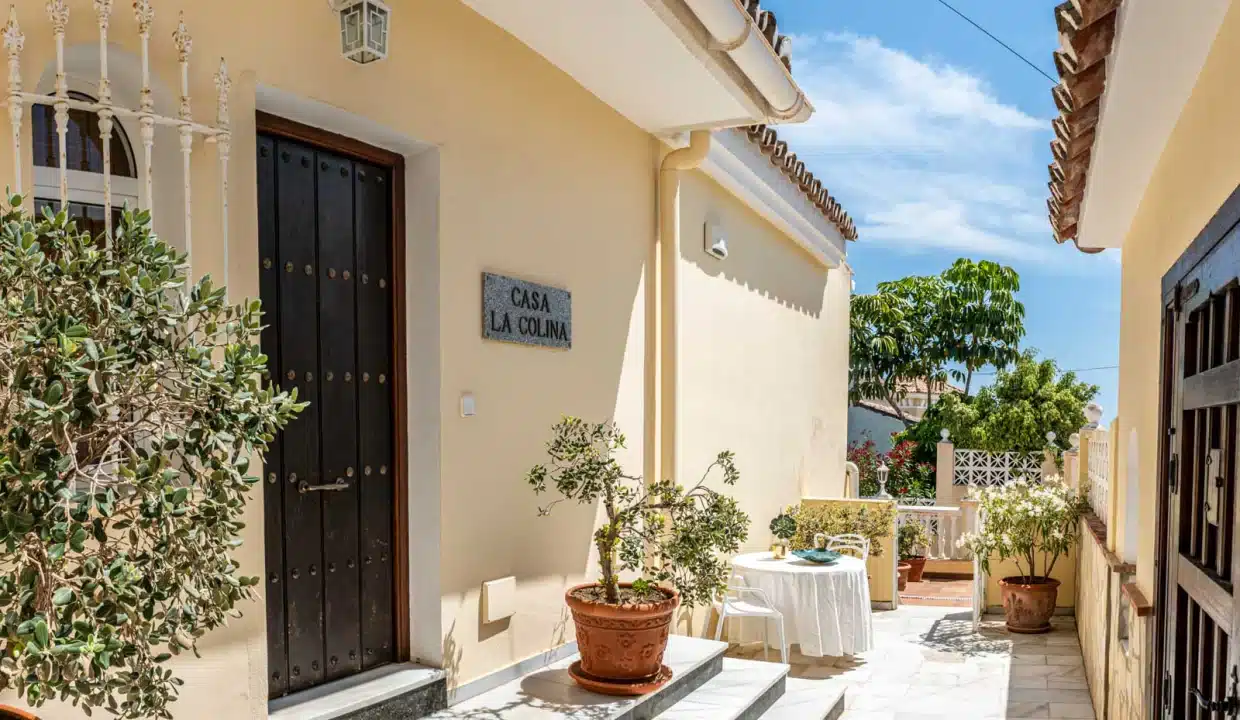 entrada-villa-casa-en-venta-mijas-costa-del-sol-blancareal-agencia-inmobiliaria-real-estate