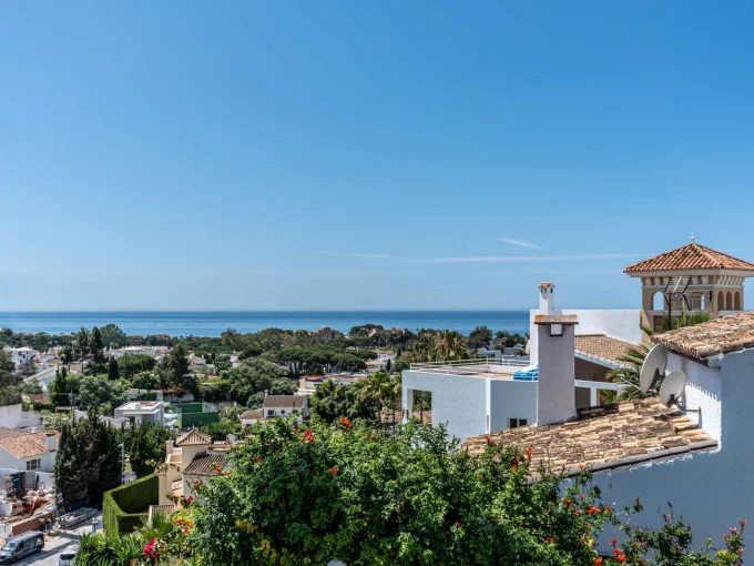 Vista panorámica al mar Mediterráneo desde una de las terrazas de la casa en venta en Elviria, Marbella, Costa del Sol