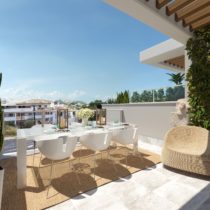 Terraza con vistas desde uno de los pisos en complejo residencial Benalmádena Pueblo