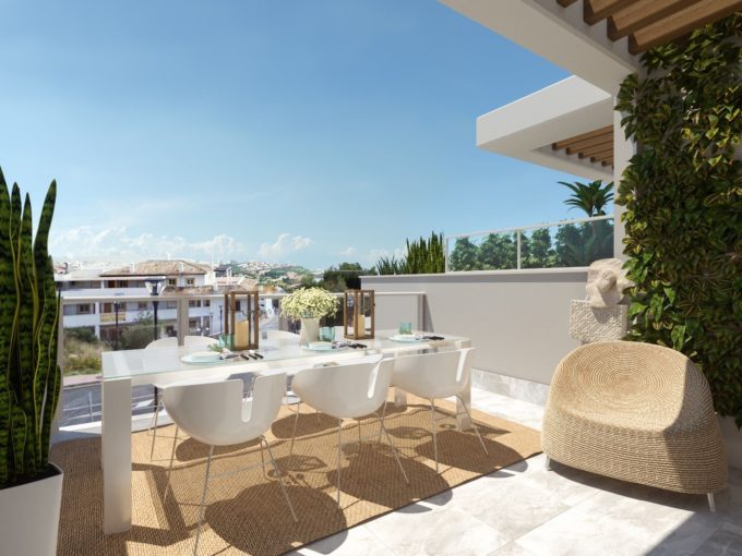 Terraza con vistas desde uno de los pisos en complejo residencial Benalmádena Pueblo