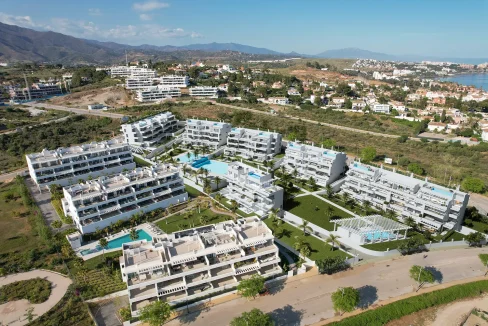 vista-aerea-implantacion-complejo-residencial-pisos-estepona-costa-del-sol-real-estate-inmobiliaria-blancareal