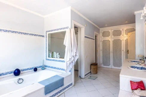 bathroom02-villa-chalet-calahonda-mijas-costa-del-sol-blancareal