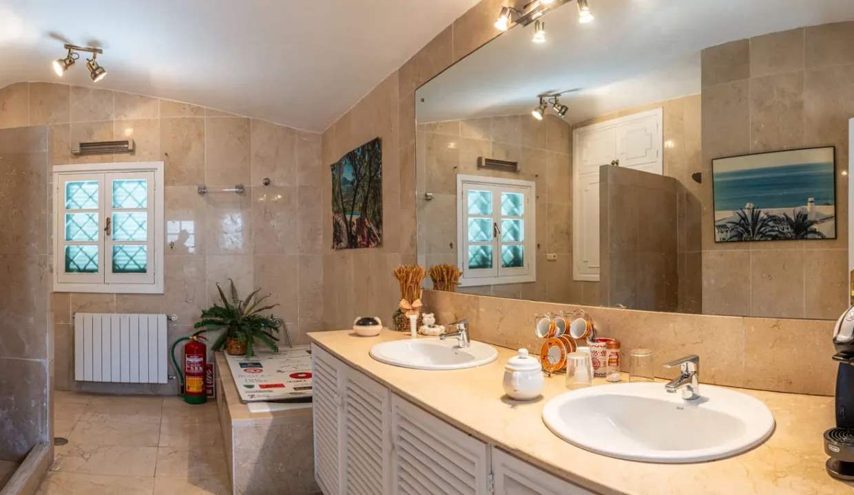 bathroom03-villa-chalet-calahonda-mijas-costa-del-sol-blancareal