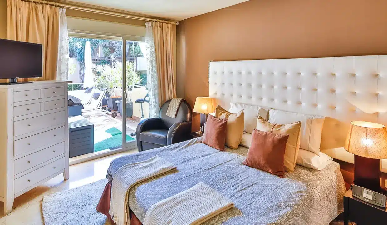 master-bedroom-ensuite-bathroom-apartment-marbella-for-sale-blancareal-real-estate-agency-mijas-costa-del-sol-03