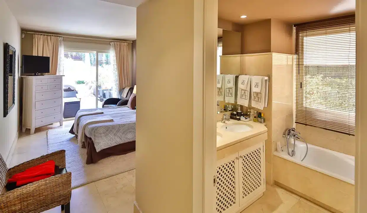 master-bedroom-ensuite-bathroom-apartment-marbella-for-sale-blancareal-real-estate-agency-mijas-costa-del-sol